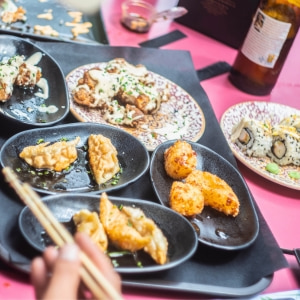 Comer sushi en Somo en restaurante Umami