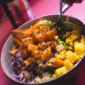 Poke bowl en Umami Somo